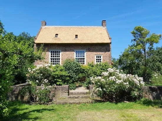 Nieuw rieten dak voor kasteelwoning te Babyloniënbroek